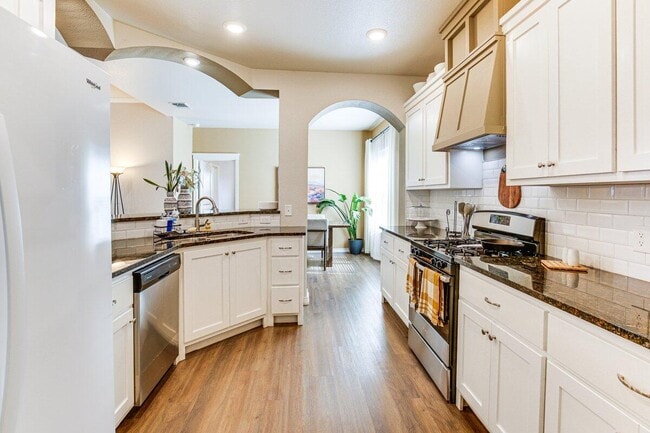 Building Photo - 806 E 19th St