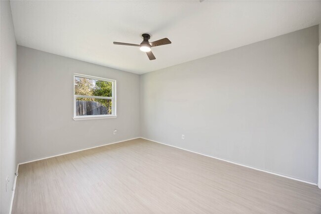 Building Photo - 2302 Green Knoll Dr