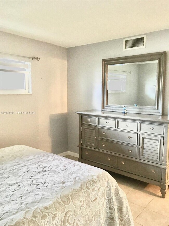 Building Photo - 9410 N Hollybrook Lake Dr