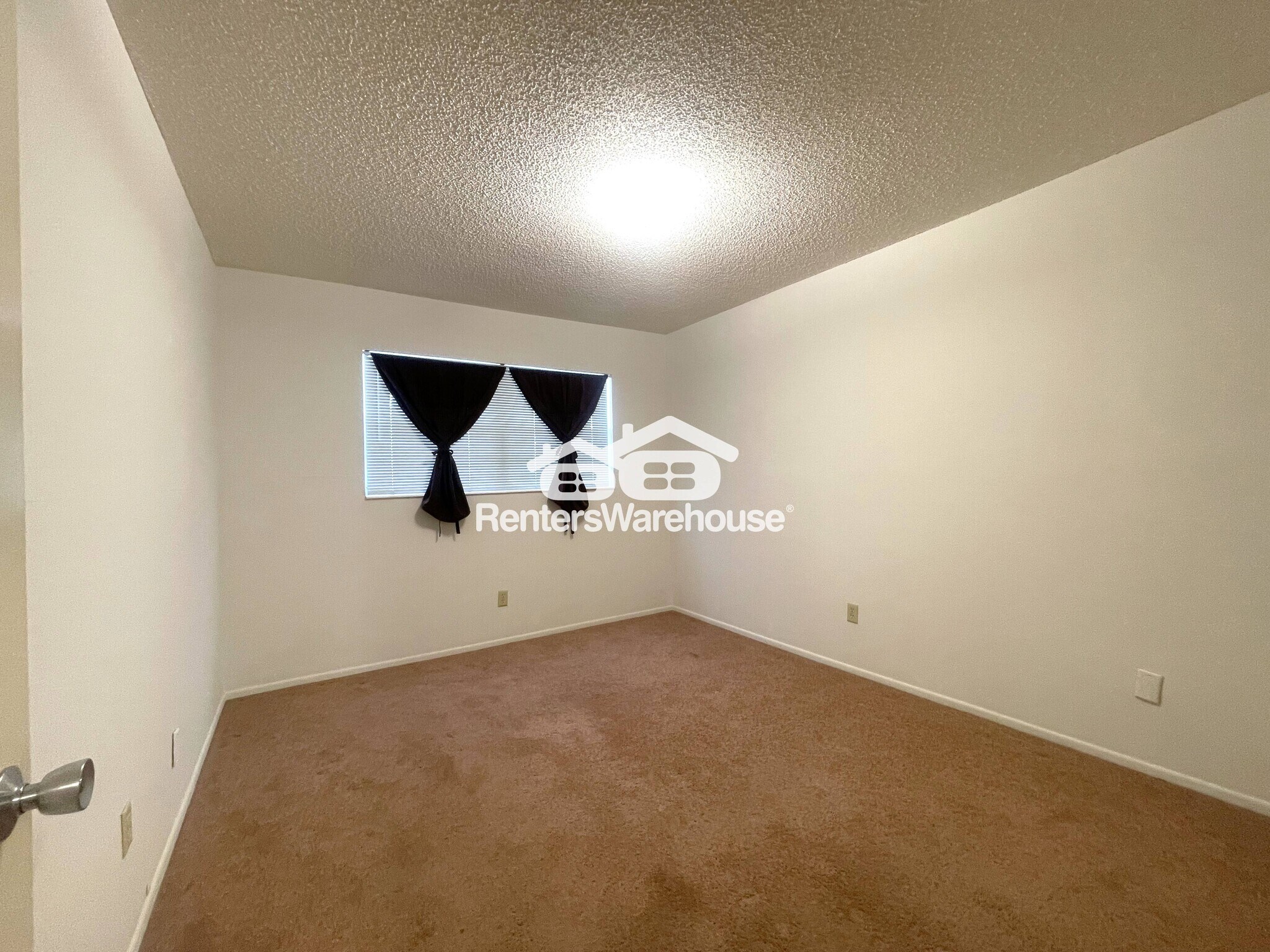 Building Photo - 2460 Persian Dr