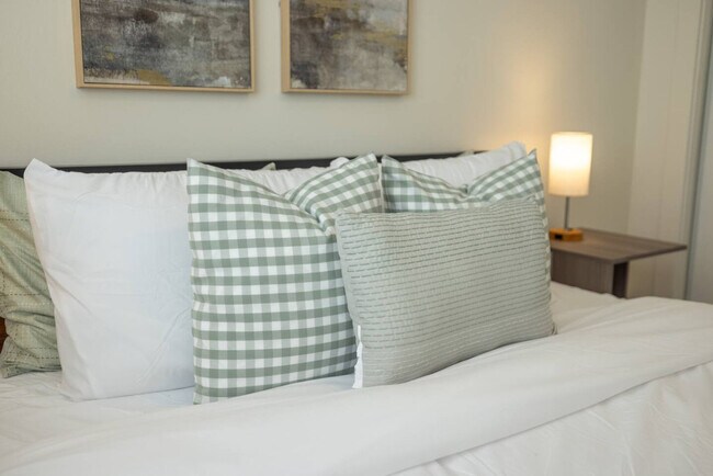 Building Photo - 1157 E Sego Lily Dr