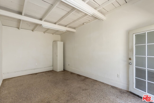 Building Photo - 1553 N Stanley Ave