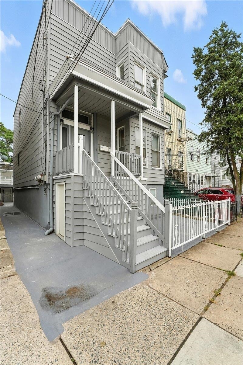 Building Photo - 283 Griffith St
