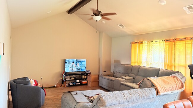 Building Photo - 28 NE Summerwood Dr