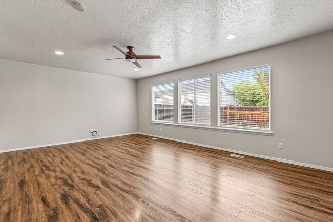 Building Photo - Prime SE Boise 3bd/2.5ba Home!