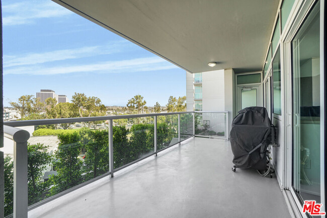 Building Photo - 13600 Marina Pointe Dr