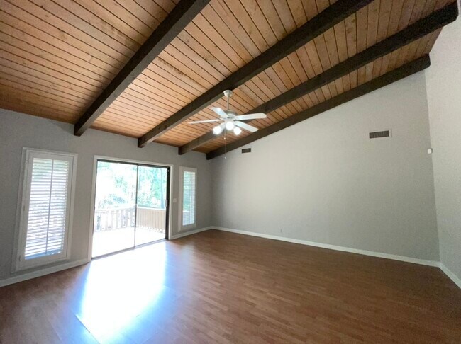 Living Room - 2050 Cherokee Dr