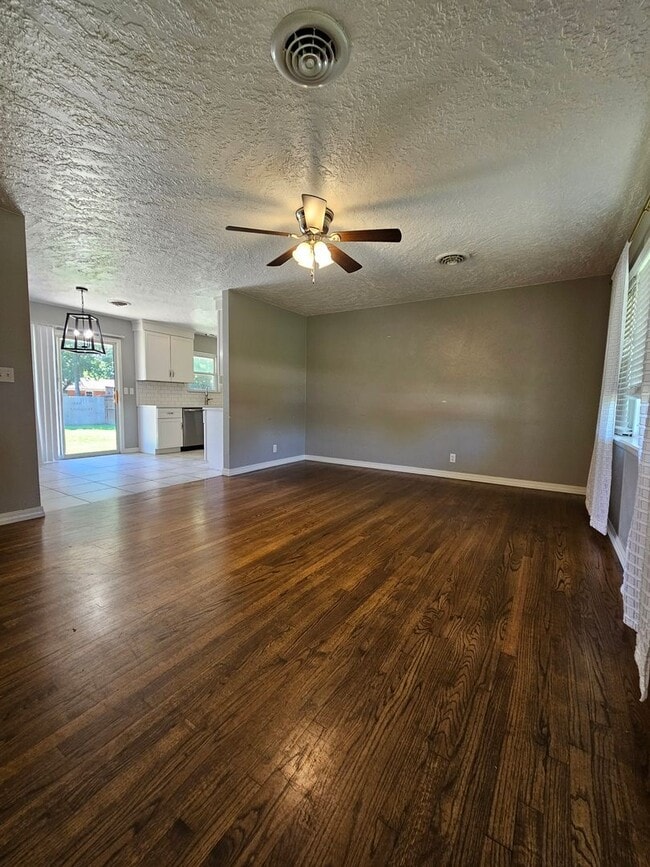 Building Photo - (3) Bed/(1.5) Bath in Core Norman Avail NOW!