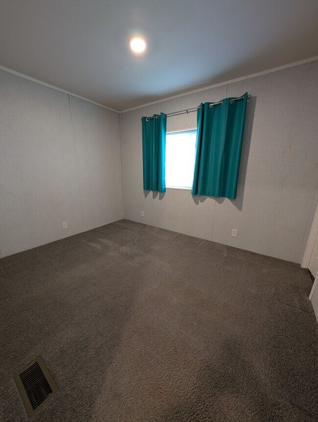 Building Photo - 820 Crest Dr