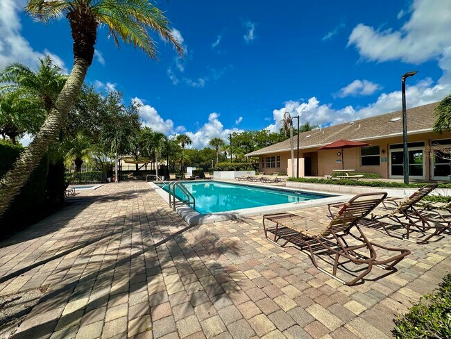 Building Photo - 661 Cypress Lake Blvd