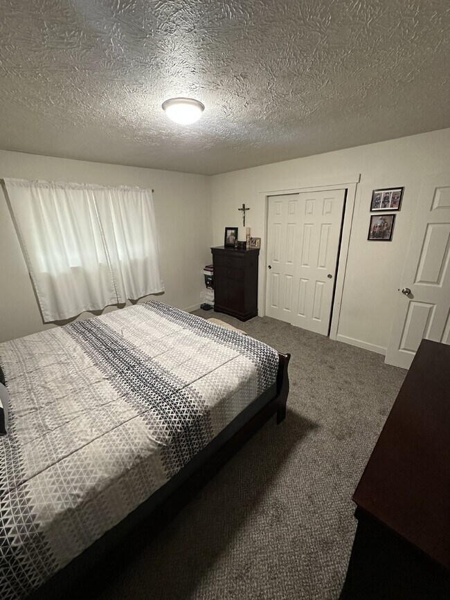Building Photo - Desirable 2 bedroom 1 Bath Home in Ontario