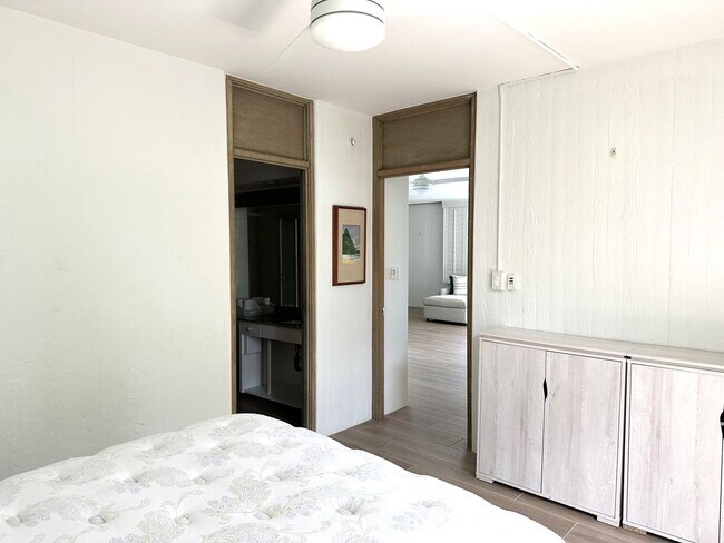 Building Photo - Gold Coast, Tropic Seas - 2BR/2BA/Street Parking Only