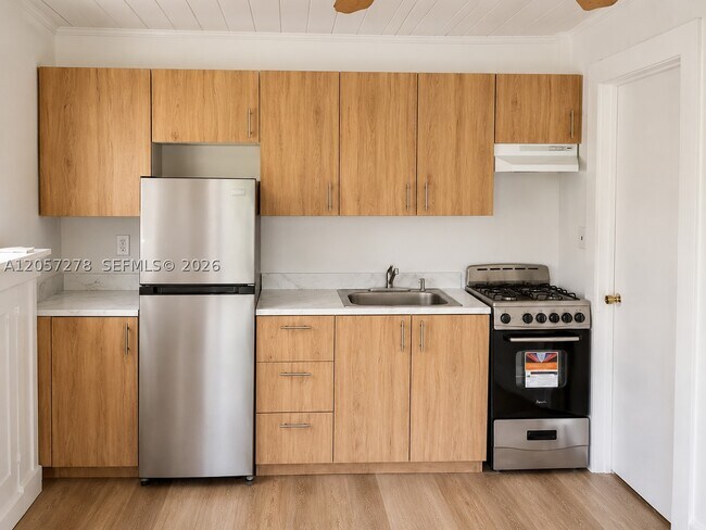 Building Photo - 310 N Ocean Breeze