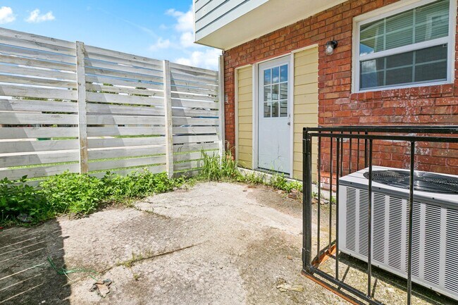 Building Photo - 1116 Tallow Tree Ln