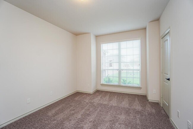 Building Photo - 2206 Argos Dr