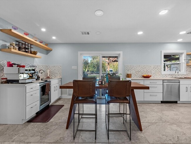 Building Photo - 712 Barbara St