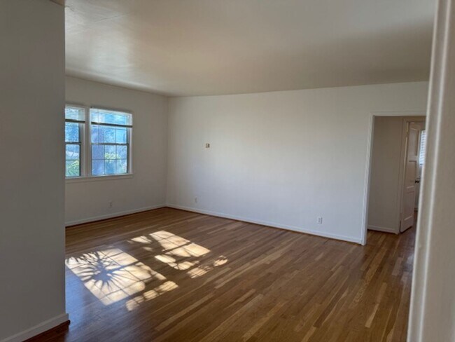Building Photo - One bedroom, one bath in La Crescenta