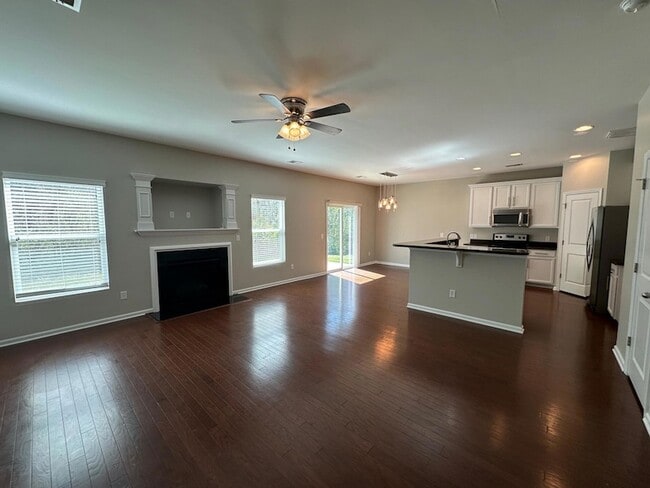 Building Photo - 450 Delmont Dr