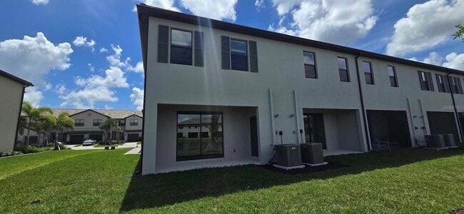 Building Photo - 15043 Sunny Day Dr