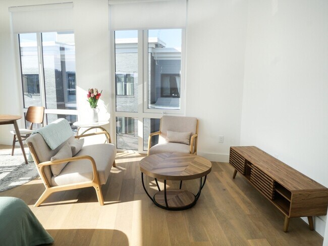 Building Photo - 38 Hichborn St