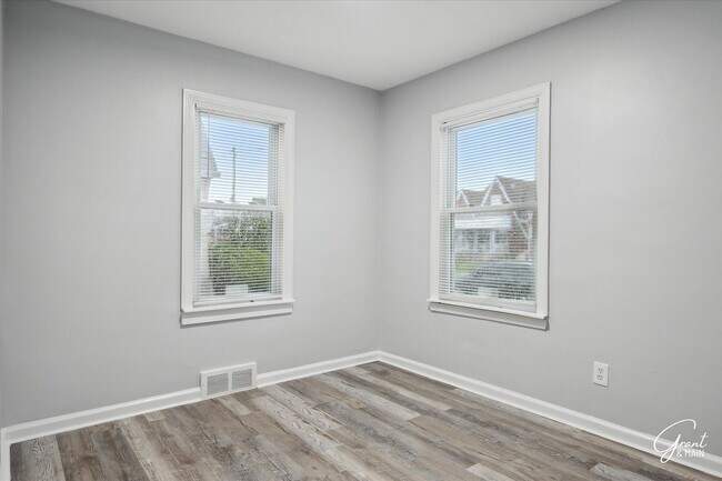 Building Photo - $1300 3 bedroom