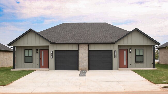 Building Photo - Glenhaven Townhomes