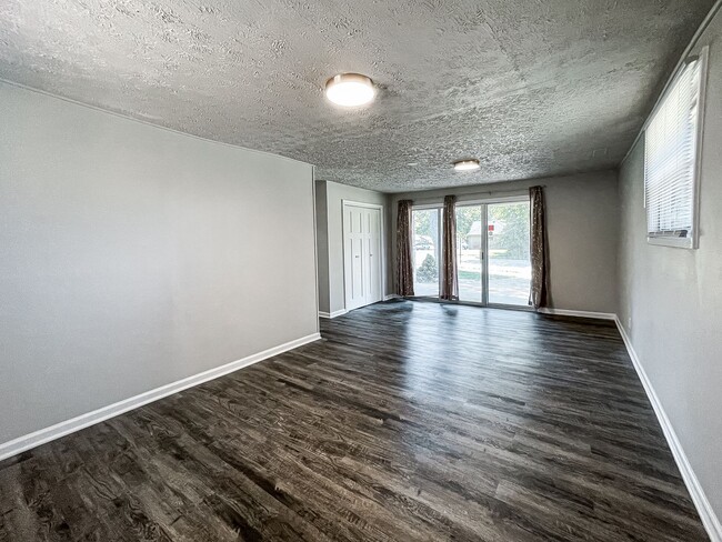 Building Photo - 449 Carol Dr