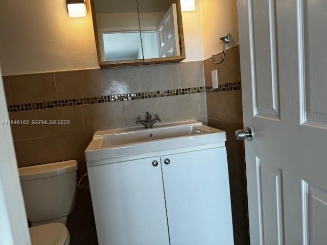 Building Photo - 9100 W Bay Harbor Dr