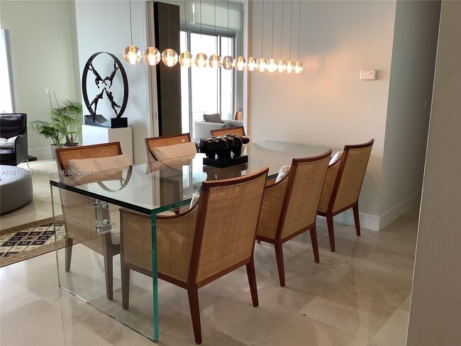 Building Photo - 1425 Brickell Ave
