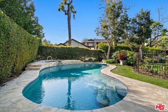 Building Photo - 360 Alma Real Dr