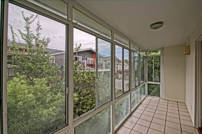 Building Photo - SPACIOUS & AIRY, 3BR2.5BA HERMOSA HILLS HO...