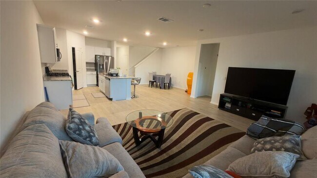 Building Photo - 2512 Hackamore Dr