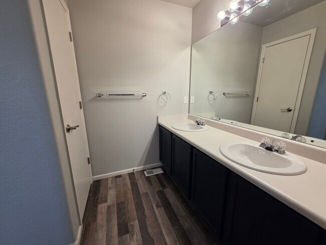 Building Photo - Stunning 3 Bed 3 Bath Home Near Stetson Hills!!