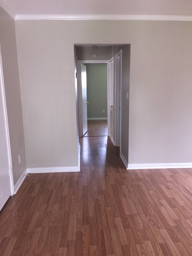 Building Photo - CUTE 3 BEDROOM 2 BATH! WITH A LARGE BACK YARD!