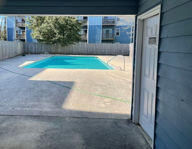 Building Photo - Renovated first floor condo with community...