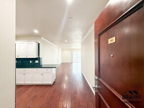 Building Photo - 332 S Virgil Ave
