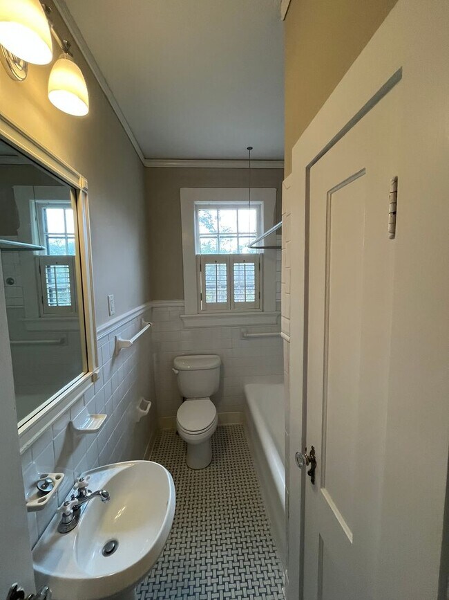 Building Photo - Blending Relaxation & Sophistication to Create the Ideal Place.