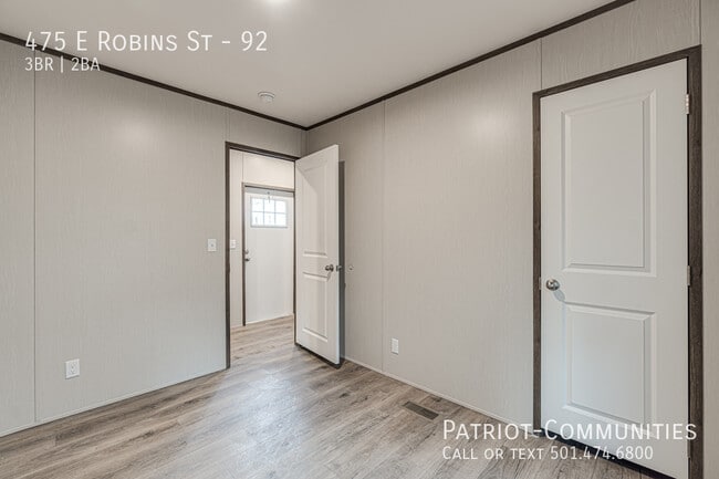 Building Photo - 475 E Robins St