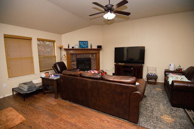 Building Photo - 912 S Linford Dr