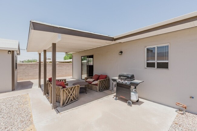 Building Photo - Cozy 2 Bed 2 Bath Home - Fully Furnished