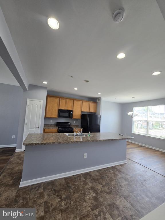 Building Photo - 7720 Village Park Dr