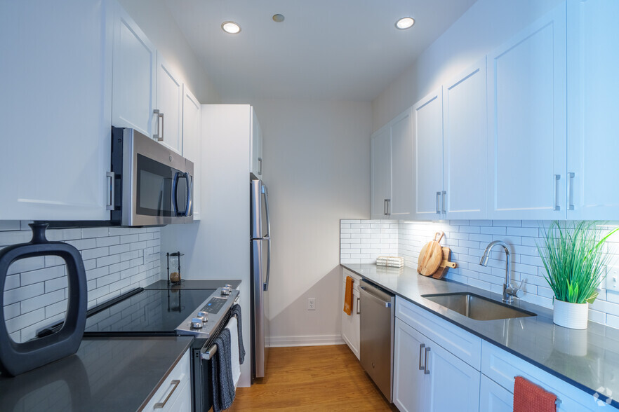 1BR, 1BA - 700SF - Kitchen - One India Street Apartments