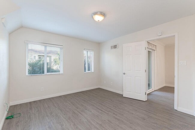 Building Photo - 7455 Charmant Dr