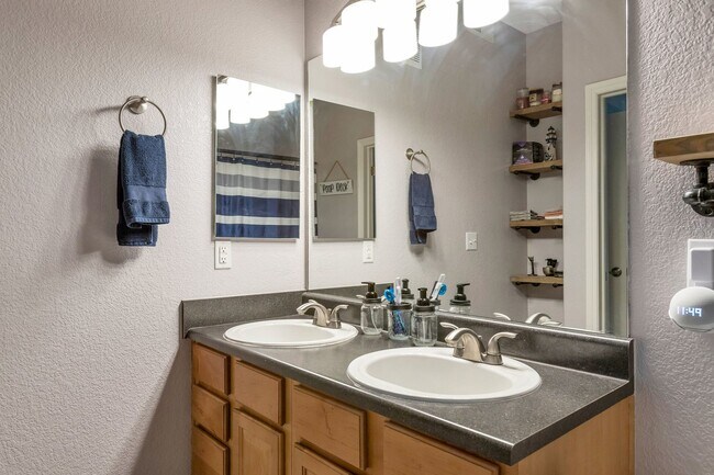 Building Photo - Updated 2 Bedroom, 2 Bath First Level Condo in Gated Community