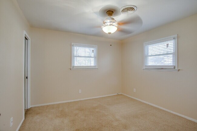 Building Photo - Beautiful, Spacious 4 Bedroom Close to Tex...