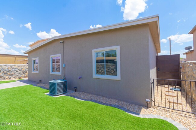 Building Photo - 12865 Little Misty Ln