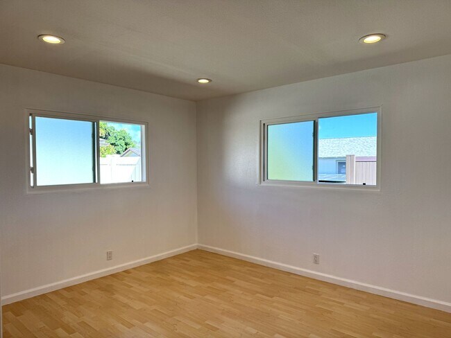 Building Photo - Newtown - Renovated 3 bedroom, 2 bath sing...