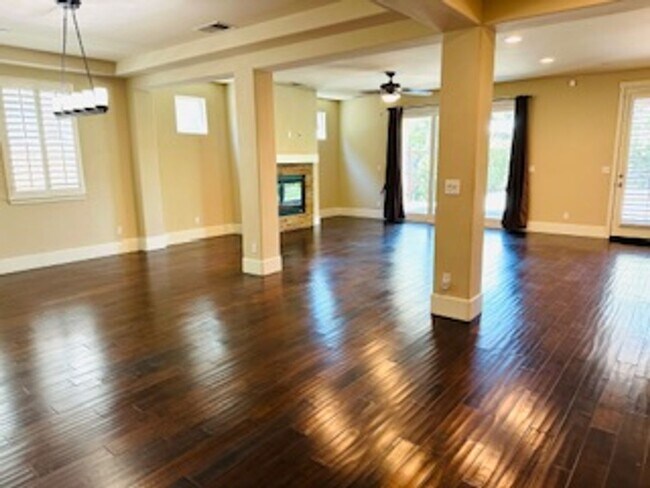 Building Photo - $2,695 Beautiful Barclay Square 4 Bed / Ha...