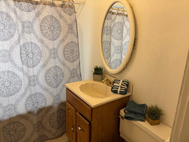 Building Photo - 5252 N Ludlam Ave