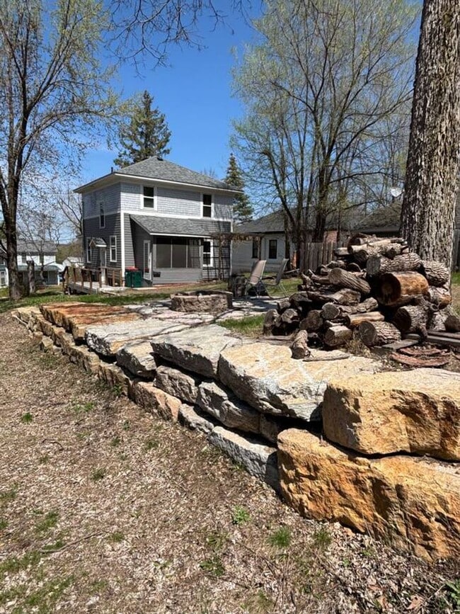 Building Photo - Four Bedroom, One Bathroom Single Family H...